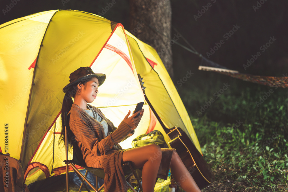 亚洲女性在露营时使用手机交流