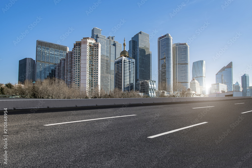 现代城市中的空中公路沥青道路和商业建筑的办公楼