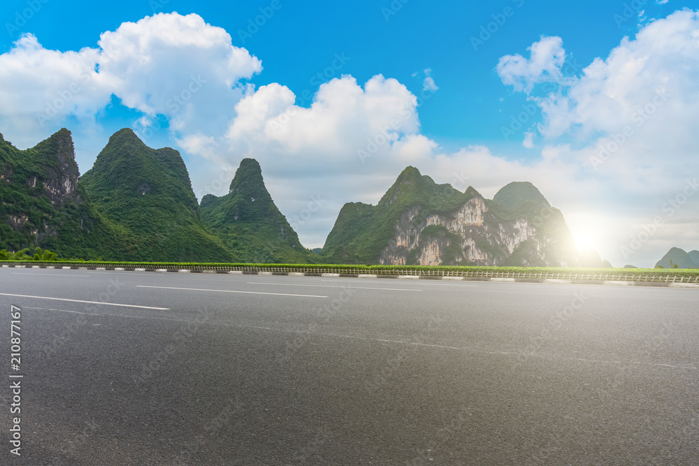 蓝天下的柏油路广场和河山