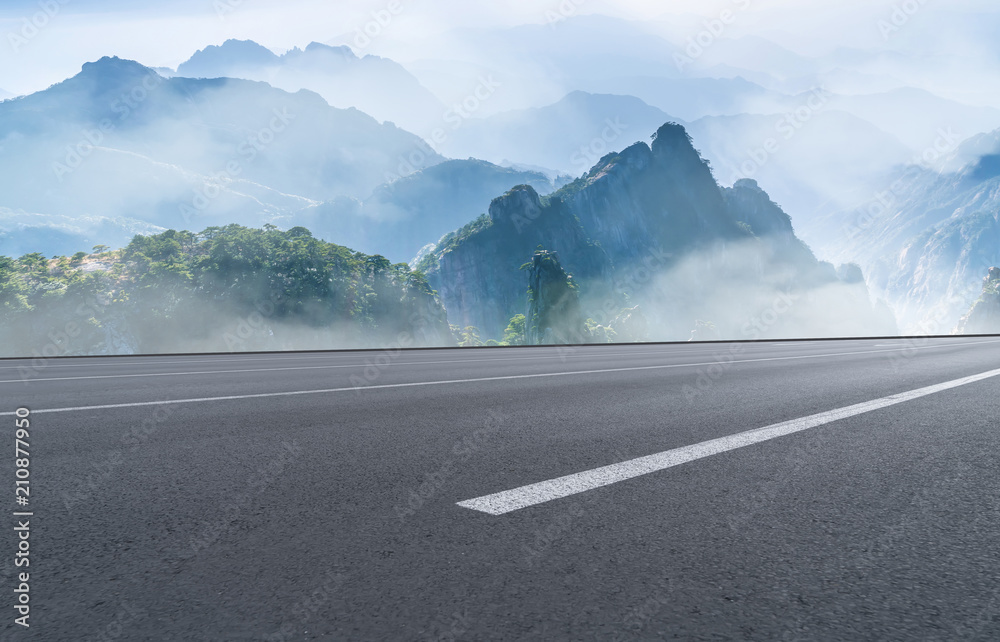 蓝天下的柏油路广场和河山