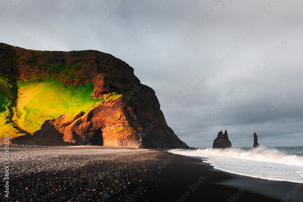 令人难以置信的黑色海滩和巨魔脚趾的景色。冰岛维克的Reynisdrangar