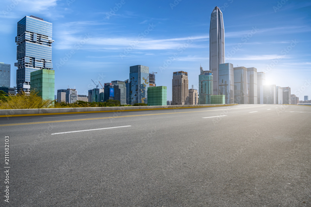 空旷的道路，城市全景