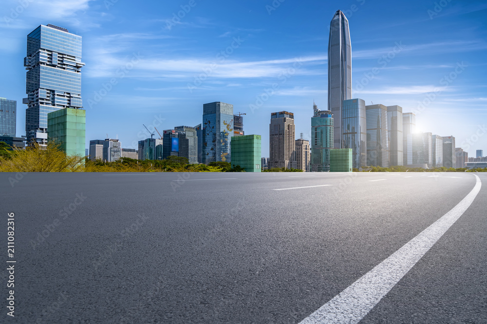 空旷的道路，城市全景