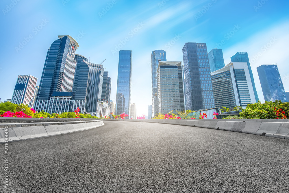 空旷的道路，城市全景