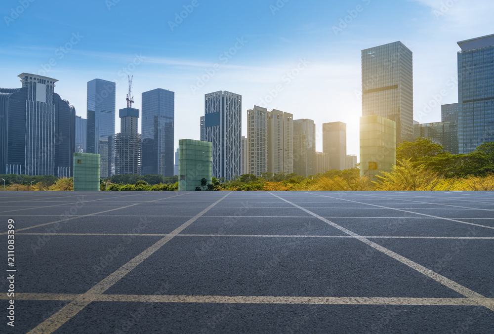 空旷的道路，城市全景