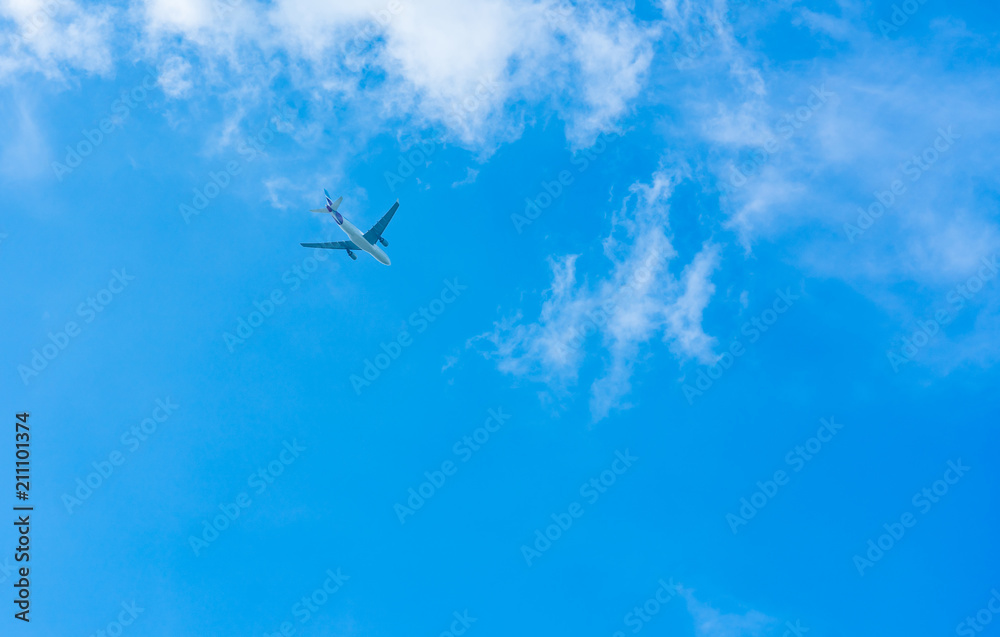 蓝天白云上的飞机。蓝天上的商业航空公司。vaca的旅行航班