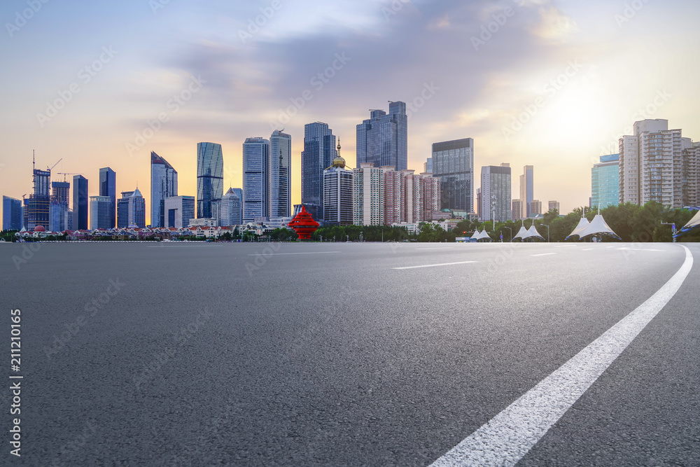 空旷的道路，城市全景