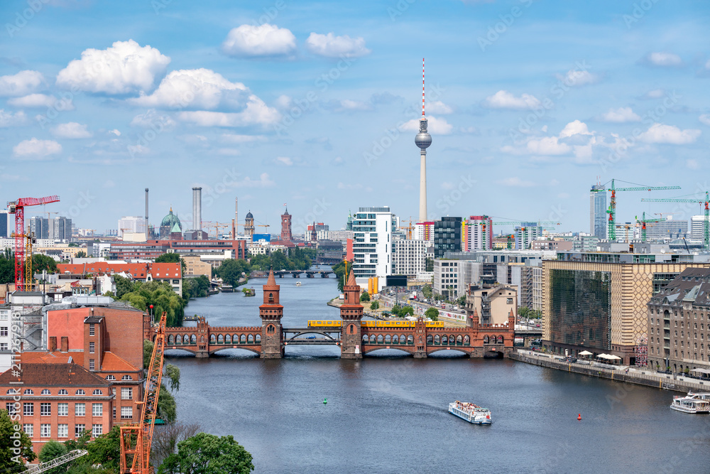 Berlin Luftaufnahme mit Oberbaumbrücke und Fernsehturm