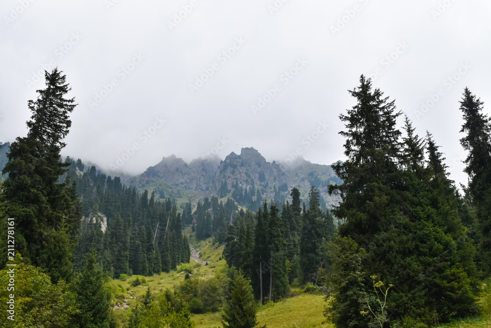 哈萨克斯坦的山脉，阿拉木图。Shymbulak（Chimbulak）是夏天的滑雪胜地