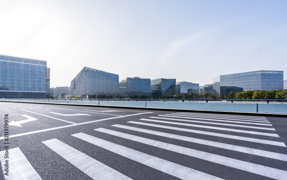 带现代化办公楼的空柏油路