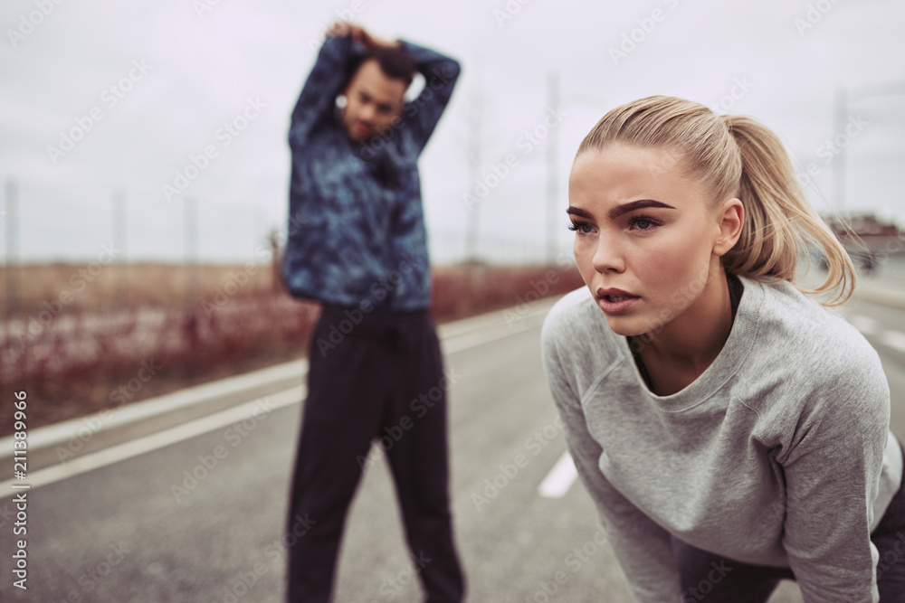 年轻女子和她的男朋友一起准备跑步