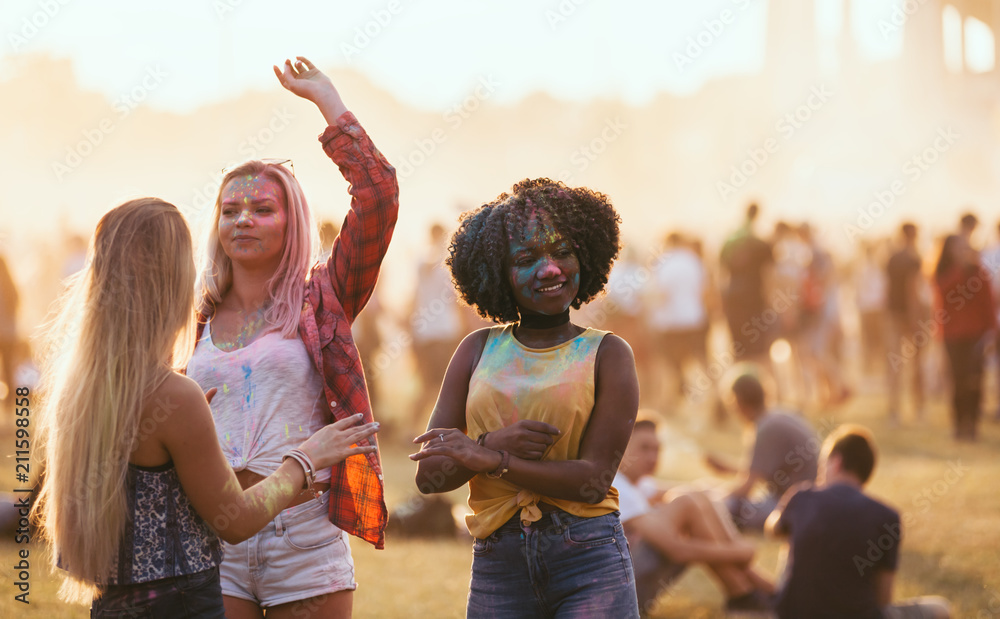 多民族女孩身着五颜六色的粉彩舞蹈，庆祝暑假