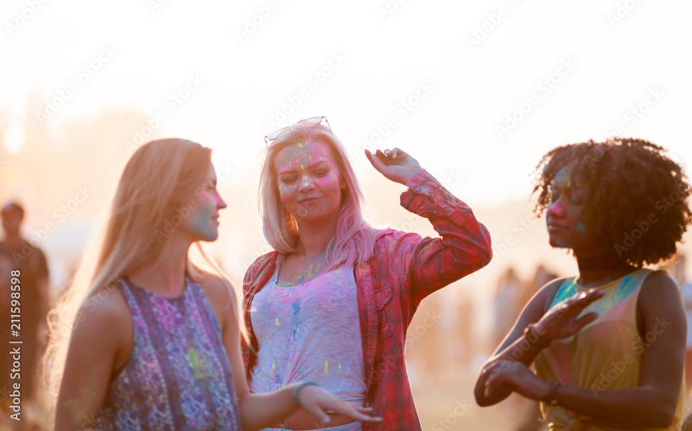 多民族女孩身着五颜六色的粉彩舞蹈，庆祝暑假