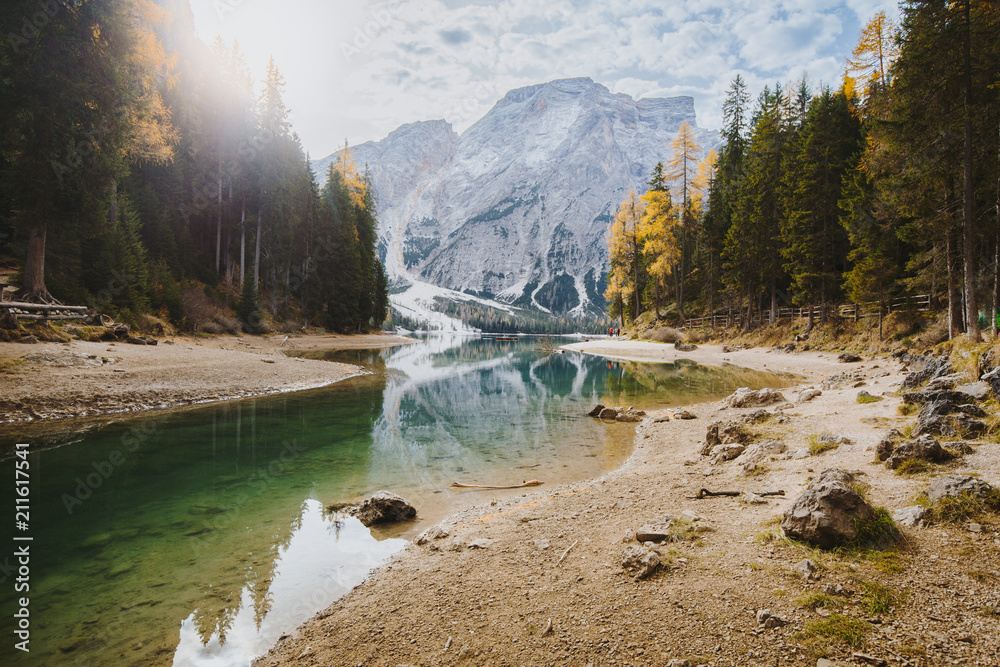 Lago di Braies in fall，Dolomites，South Tyrol，意大利南蒂罗尔