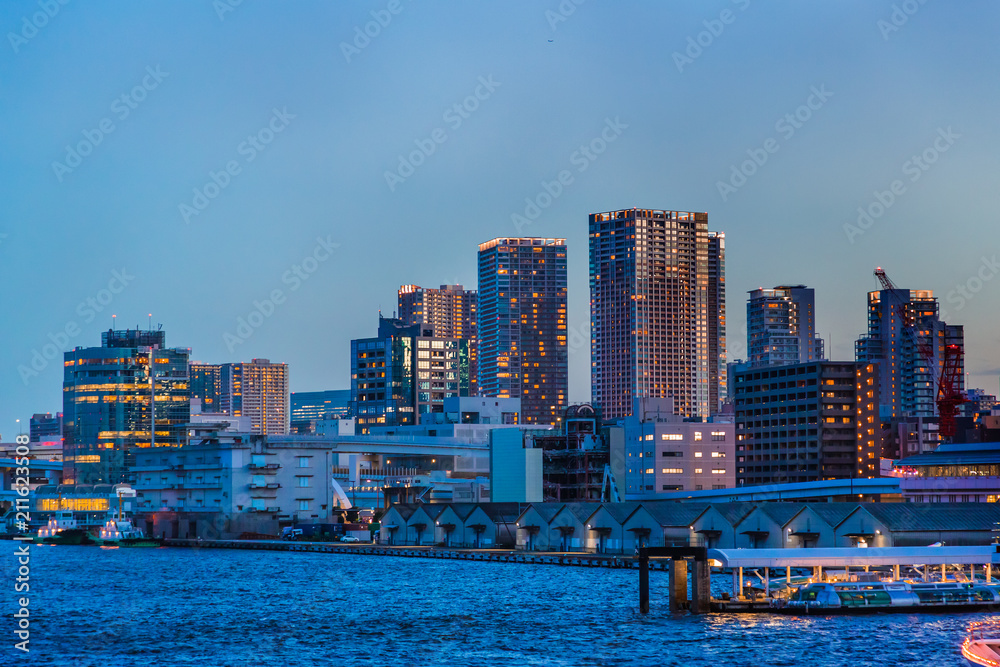 夕暮れの東京の街