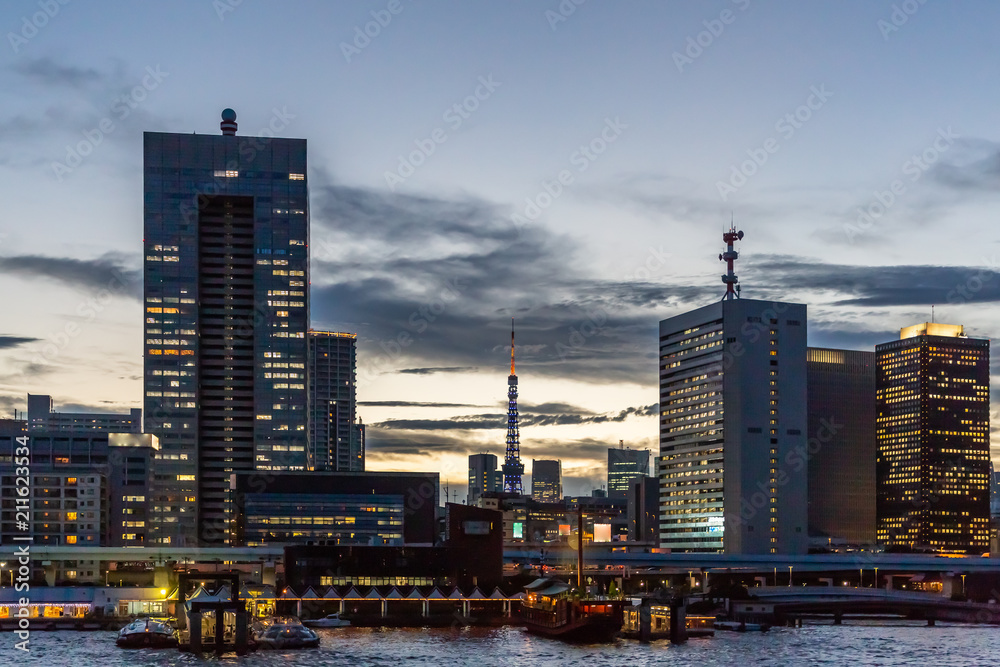 夕暮れの東京の街