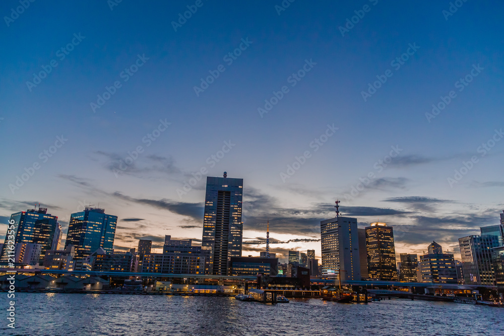 夕暮れの東京の街