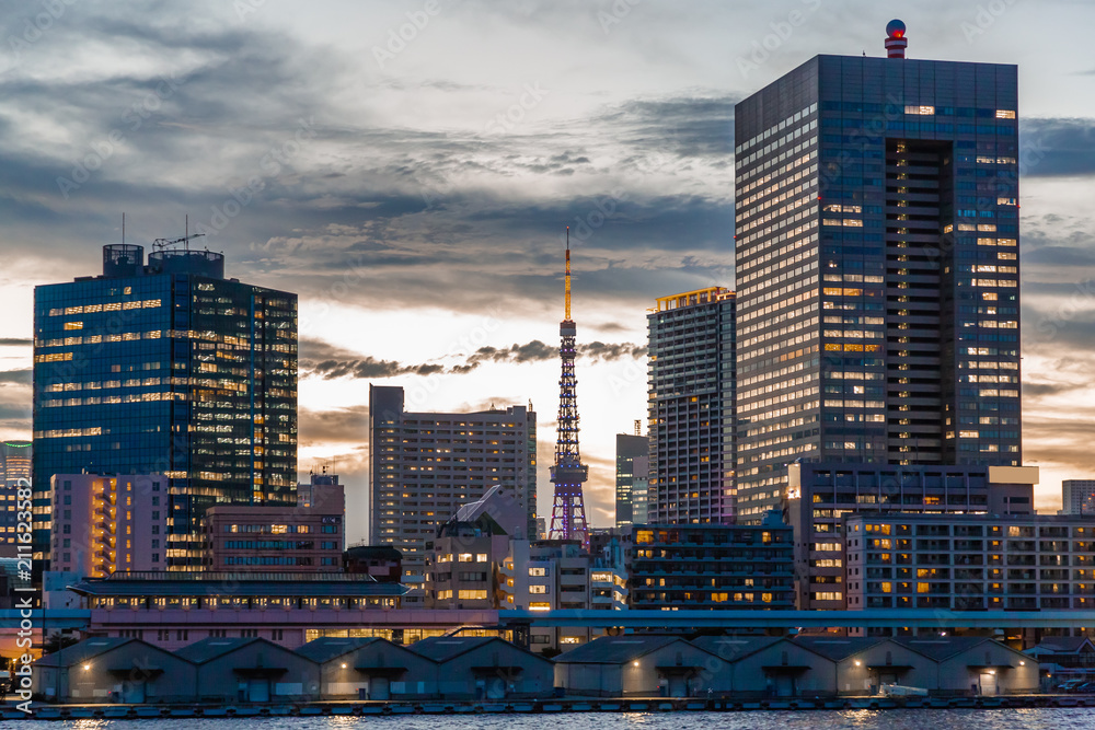 夕暮れの東京の街