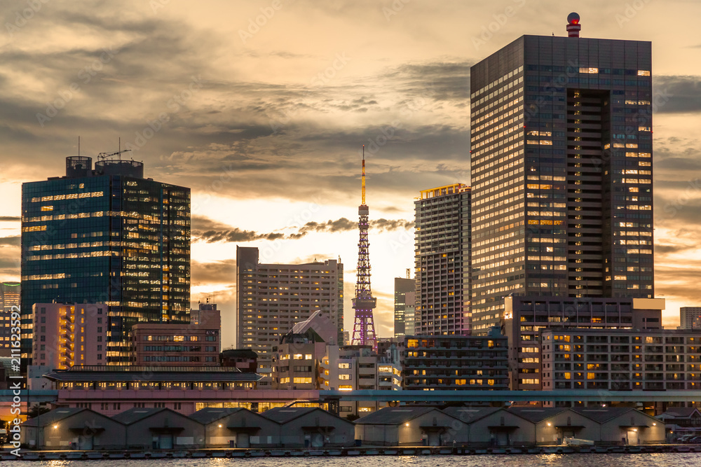 夕暮れの東京の街