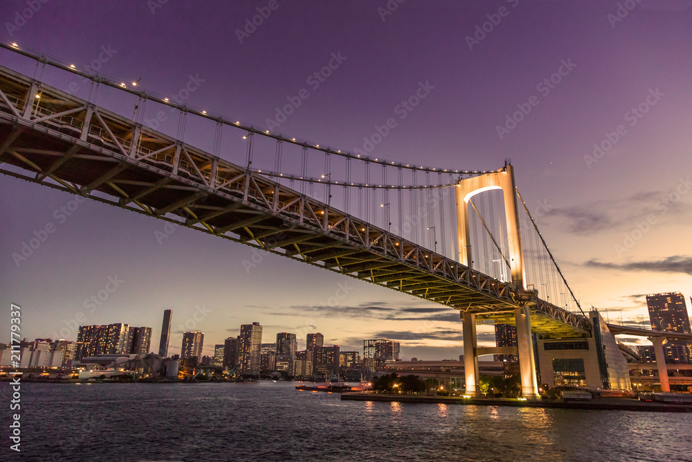 夕暮れの東京の街