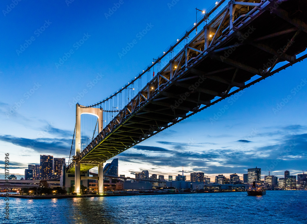 夕暮れの東京の街