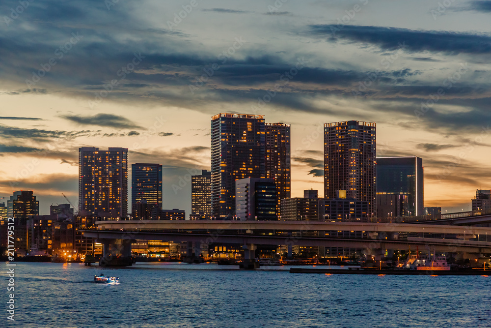 夕暮れの東京の街