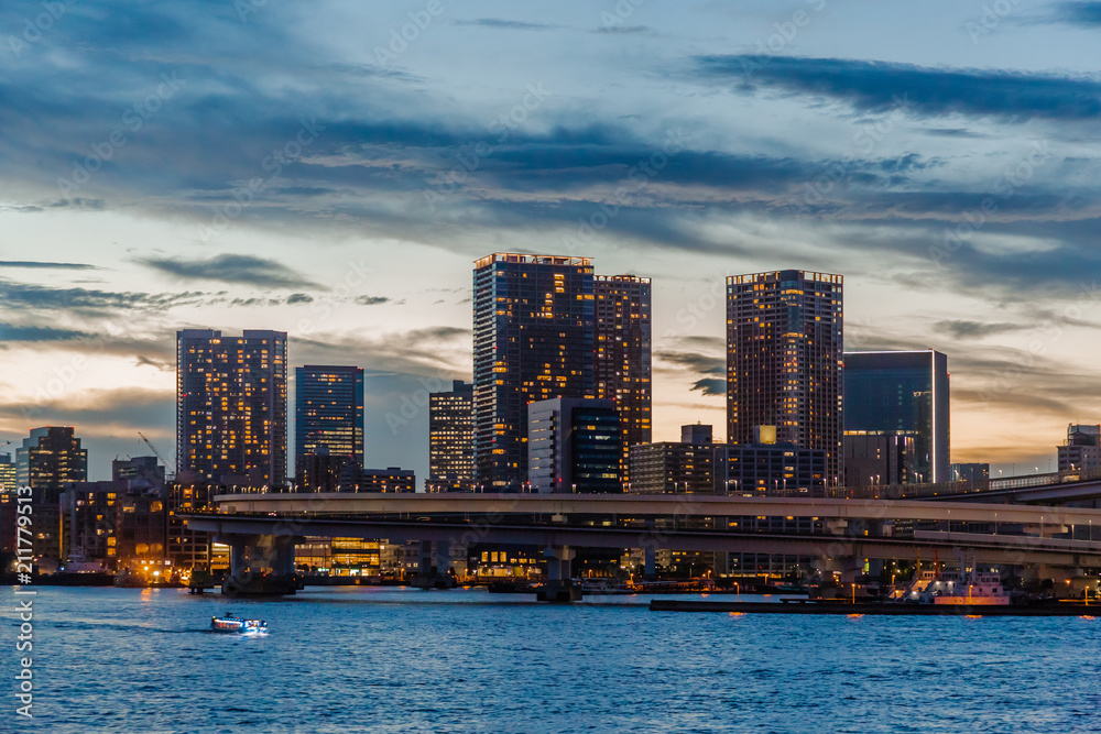 夕暮れの東京の街