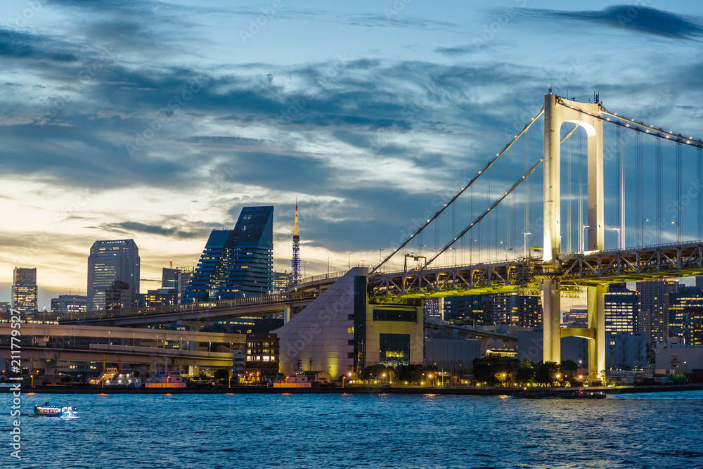 夕暮れの東京の街