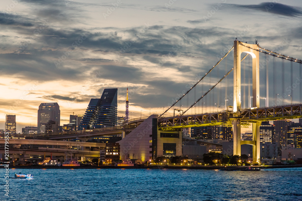 夕暮れの東京の街