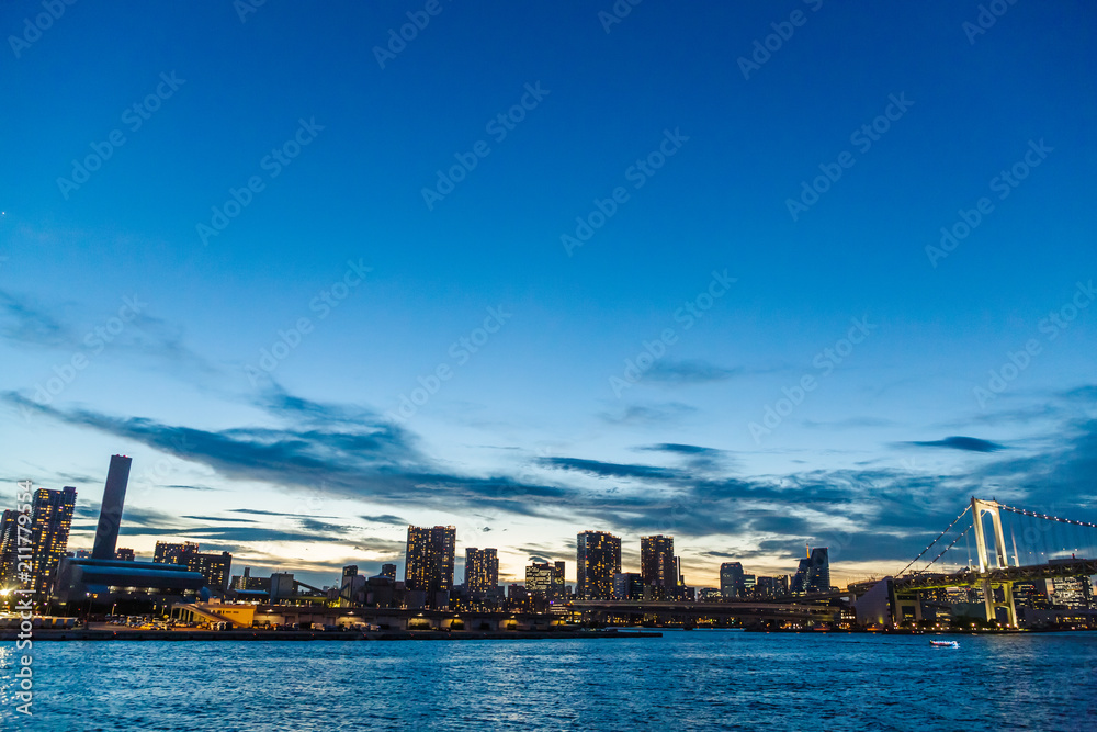 夕暮れの東京の街