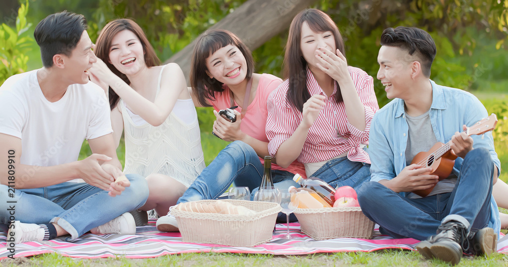 friends happy at a picnic