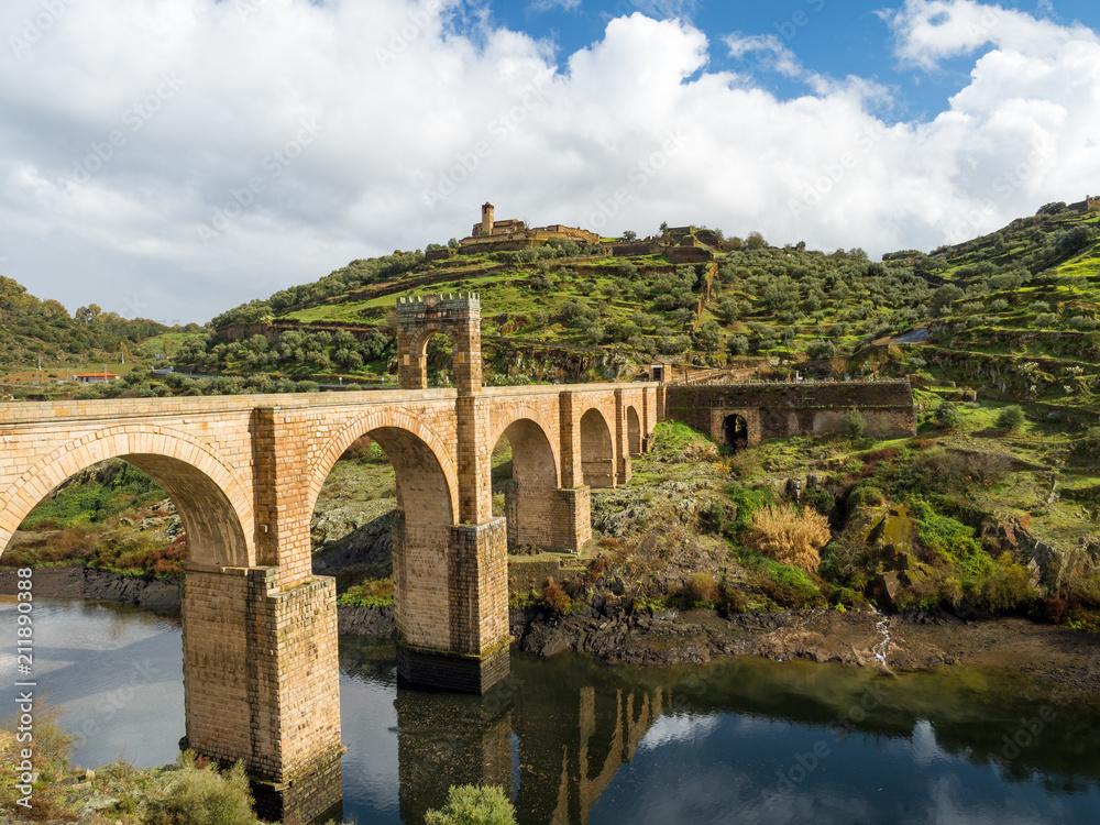 阿尔坎塔拉大桥（Alcantara Bridge）的美景，这是一座建于塔古斯河上的罗马石拱桥，位于Ext