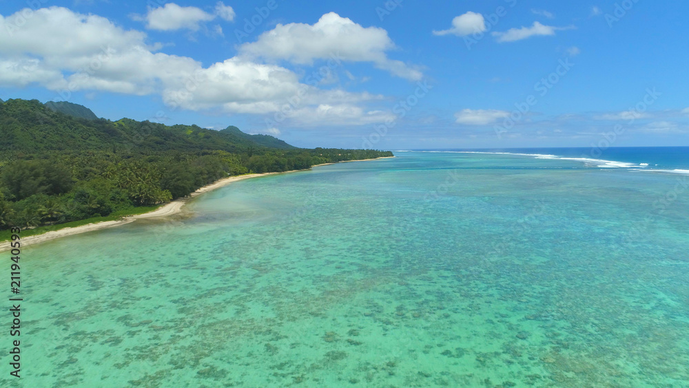 航空：绿松石海浪逼近偏远岛屿的白沙海岸。