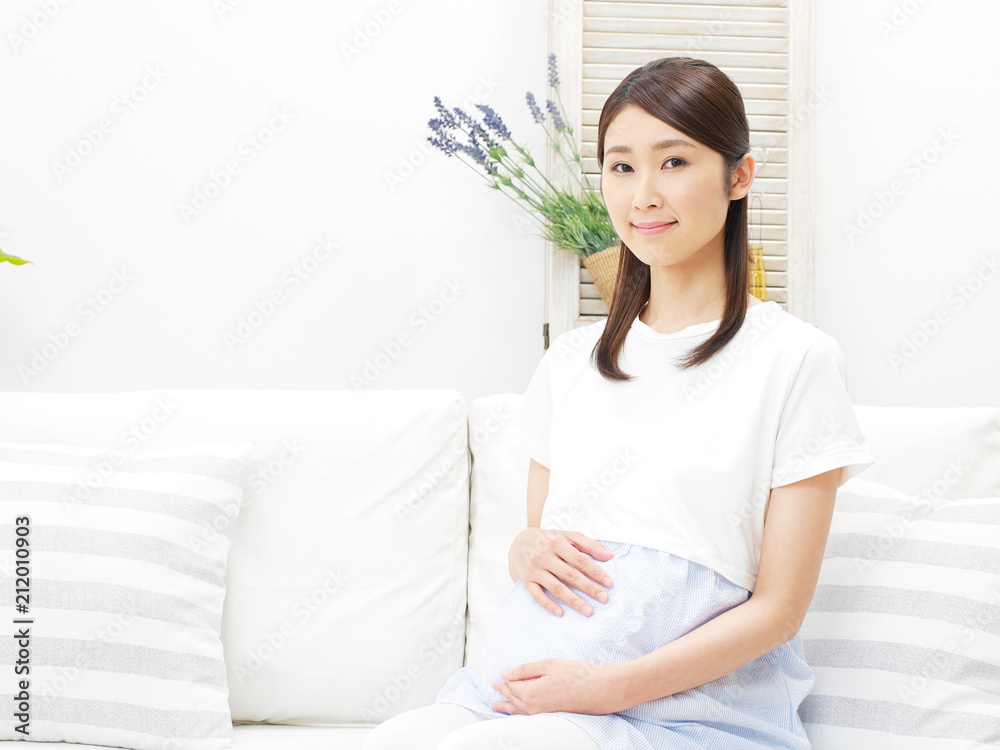 女性　妊婦　笑顔