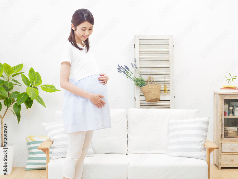 女性　妊婦　笑顔