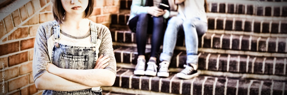 学校朋友在学校走廊欺负一个悲伤的女孩