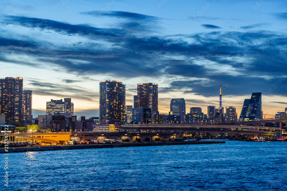 夕暮れの東京の街