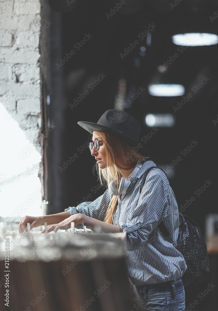 在商店浏览唱片的魅力女性