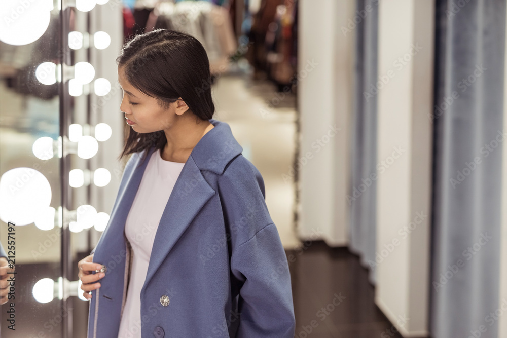 商店里的年轻漂亮女孩