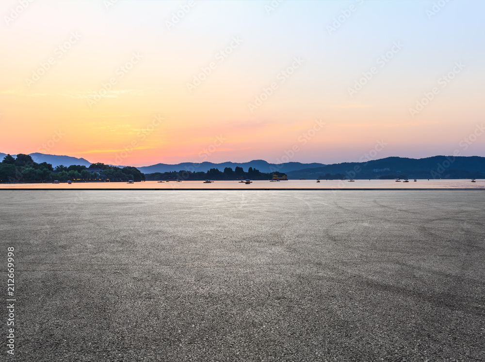 日落时的沥青道路和山丘轮廓