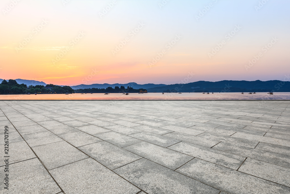 黄昏时空旷的广场地板和山丘轮廓