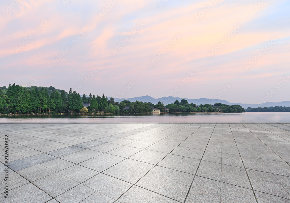 黄昏时空旷的广场地板和山丘轮廓