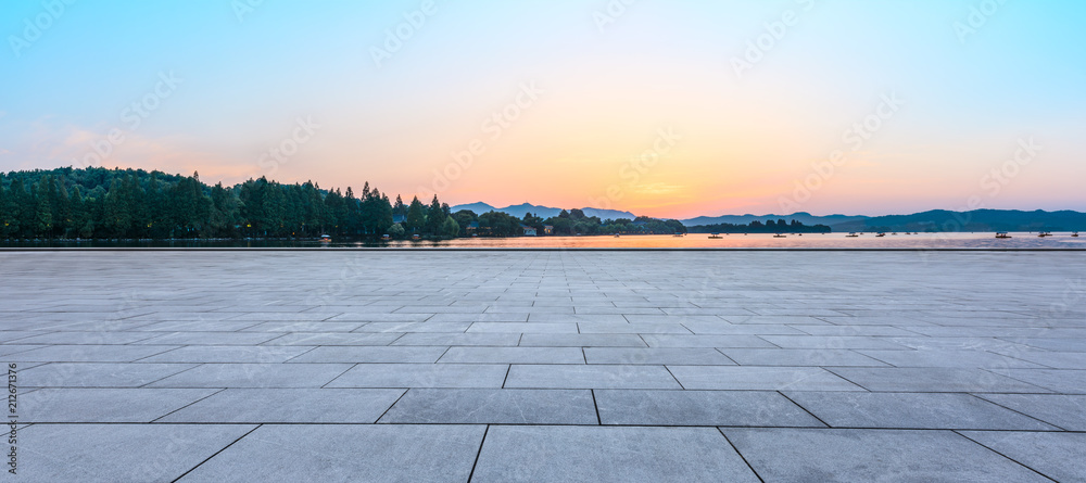 黄昏时空旷的广场地板和山丘轮廓