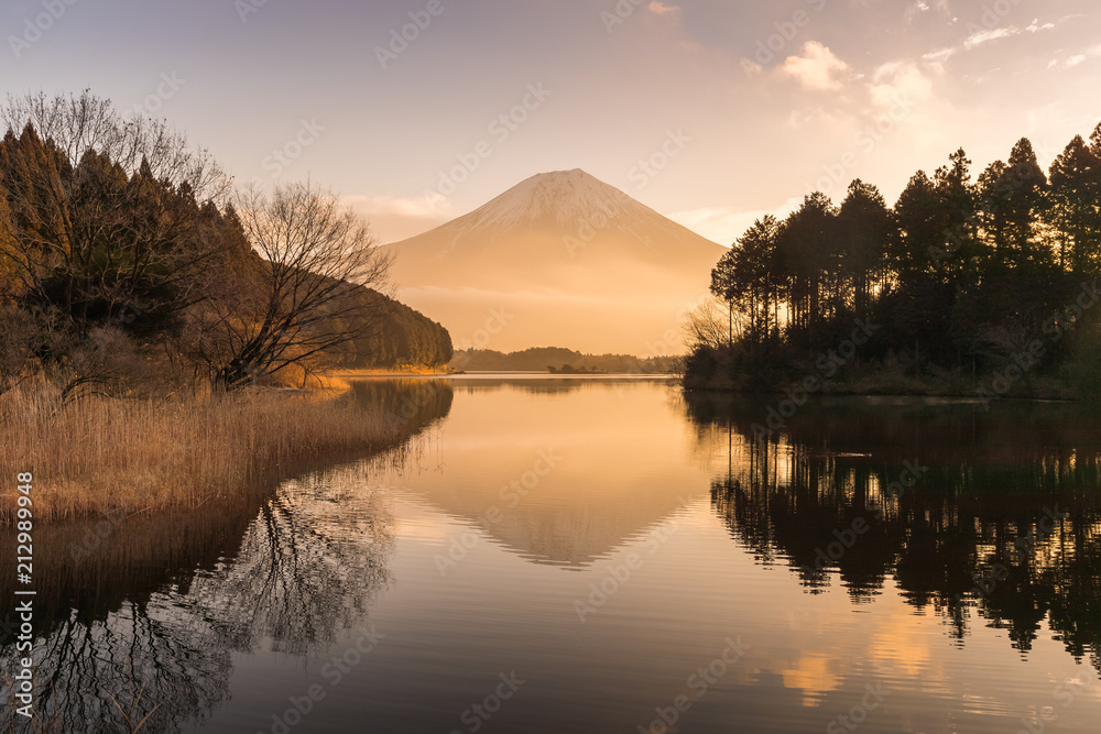 富士山和谷美湖在冬季有美丽的日出。谷美湖是Mo附近的一个湖