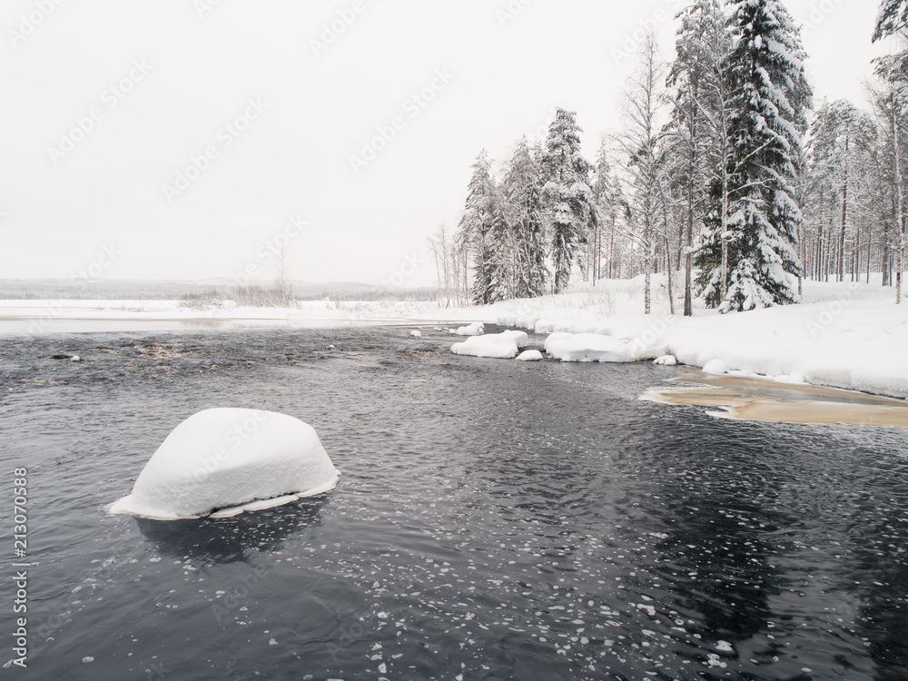 河流和雪的冬季景观