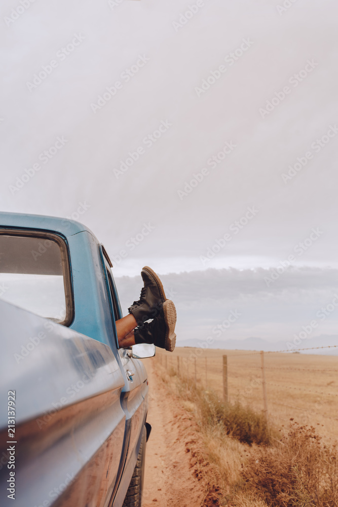 公路旅行中在车里放松的女人