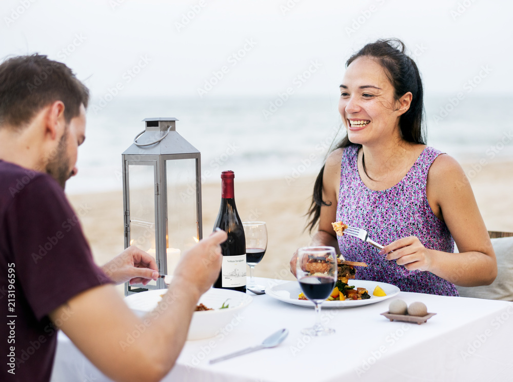 情侣在海滩享受浪漫晚餐