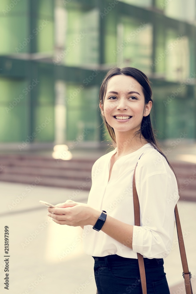 亚洲女人微笑着打电话