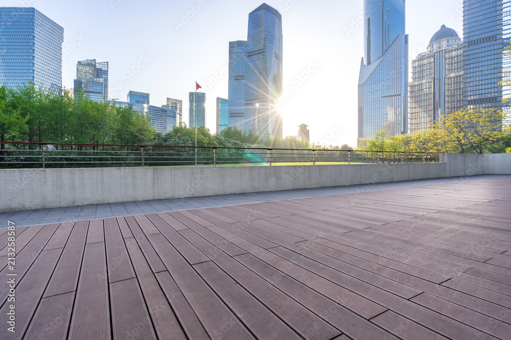 城市天际线全景，空荡荡的广场