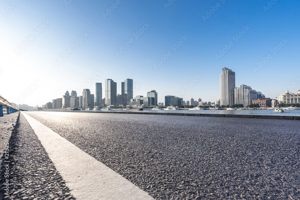 城市天际线的空柏油路